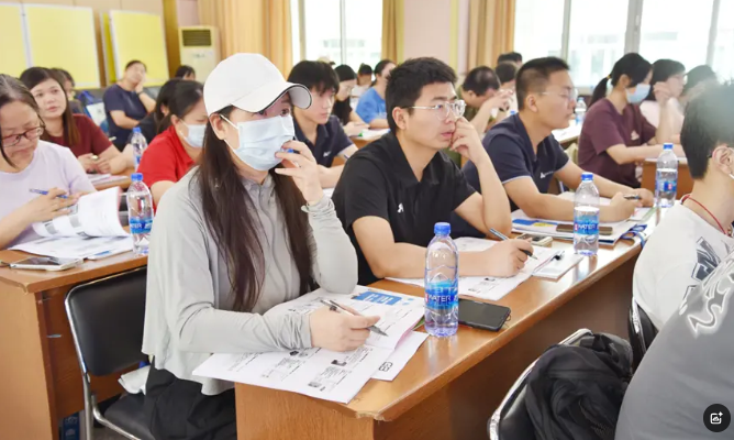 学员专注听课，认真记录关键要点，夯实合规检测能力